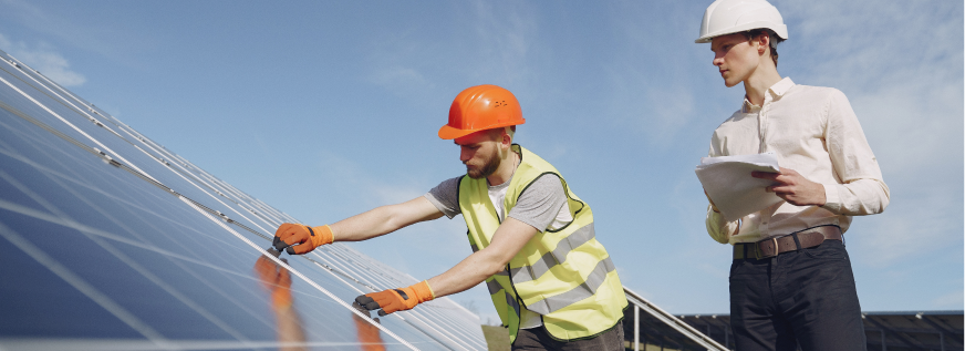 Profissionais avaliando um sistema de energia solar