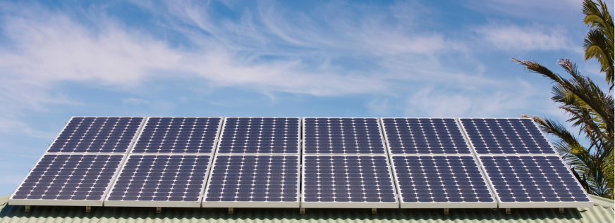 Sistema de energia solar sobre um telhado
